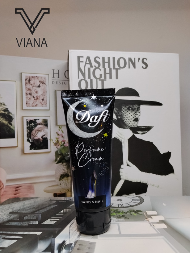 کرم مرطوب کننده و معطر دست و ناخن مدل گود گرل Good Girl حجم 75 میل دافی